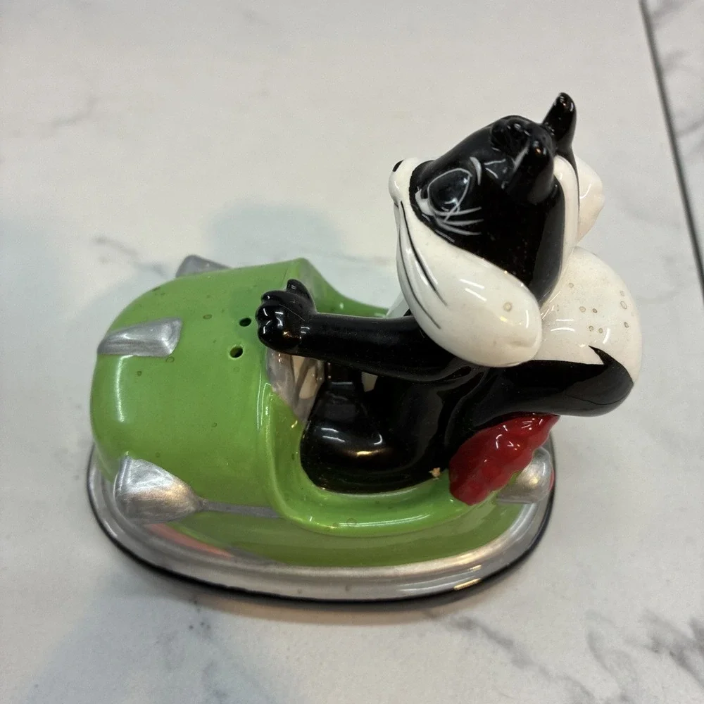 Pepe Le Pew & Penelope Bumper Cars Salt and Pepper Shakers Vtg 2000 Warner Bros